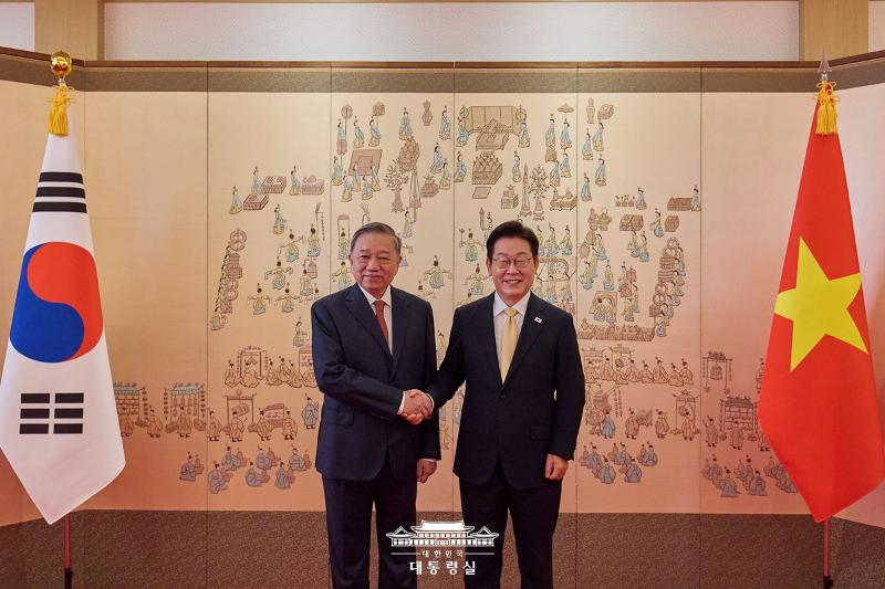 President Lee Jae Myung and Vietnam's top leader To Lam on Aug. 11 pose for a photo at their bilateral summit held by the Office of the President in Seoul. (Office of the President)  