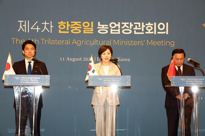 Minister of Agriculture, Food and Rural Affairs Song Mi-ryung (middle) on Aug. 11 holds a joint news conference with Japanese Minister of Agriculture, Forestry and Fisheries Shinziro Koizumi (left) and Chinese Minister of Agriculture and Rural Affairs Han Jun on the results of their trilateral summit at Hotel Paradise in Incheon. (Ministry of Agriculture, Food and Rural Affairs)  