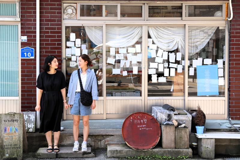 Two sisters visit Gaga Bookstore in Gongju, Chungcheongnam-do Province. 