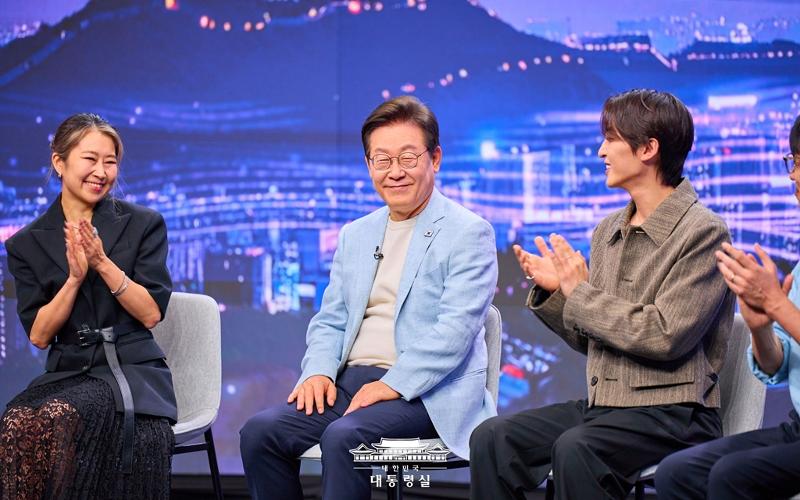 ▲ 이재명 대통령(가운데)이 20일 아리랑 국제방송 프로그램 '케이팝 더 넥스트 챕터(K-Pop:The Next Chapter)'에 출연하고 있다.