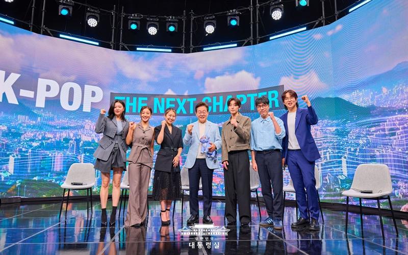 President Lee Jae Myung (fourth from left) on Aug. 20 poses for photos with guests of the show 