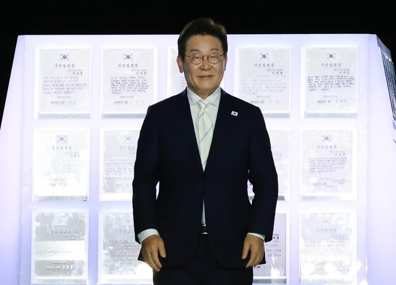 ▲ 이재명 대통령이 15일 서울 세종대로 광화문광장에서 열린 제21대 대통령 국민임명식에서 사진 촬영울 하고 있다.  연합뉴스