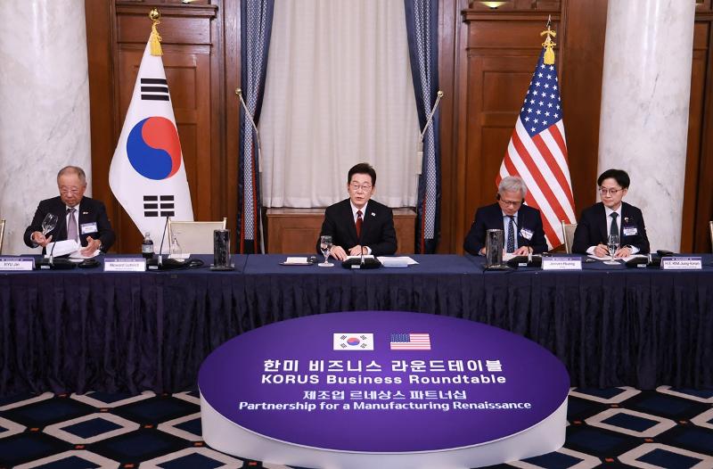 President Lee Jae Myung (center) on Aug. 25 speaks at the KORUS (Korea-U.S.) Business Roundtable at the hotel Willard InterContinental Washington in Washington. (Yonhap News)
