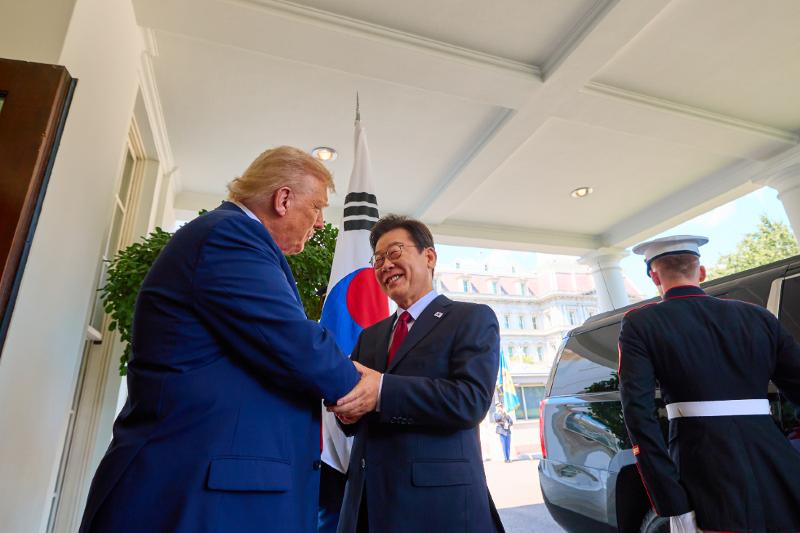 President Lee Jae Myung (second from left) on Aug. 25 is welcomed by U.S. President Donald Trump right after arriving at the White House in Washington. 