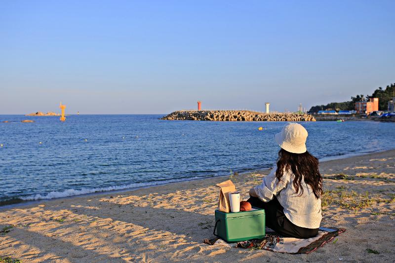 Goseong-gun County, Gangwon-do Province, has many beaches that remain relatively unknown, making them perfect for spending quality quiet time alone.