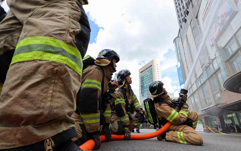 Firefighters on Aug. 19 hold a simulation of a fire situation at Lotte Hotel in Seoul's Jung-gu District with related agencies in conjunction with the joint military exercise Ulchi Freedom Shield with the U.S. to raise integrated defense capabilities. (Yonhap News)