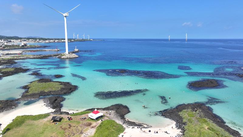 A blue sky on Aug. 27 stretches over Conan Beach in the village of Haengwon-ri in the town of Gujwa-eup in Jeju City, Jeju Island. Featuring clear emerald waters, the beach has a blend of rocks and pebbles on the coastline that make it a growingly popular venue for snorkeling.