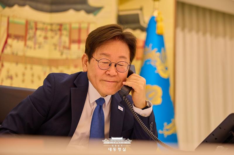President Lee Jae Myung on Aug. 28 holds phone talks with Tajikstani President Emomali Rahmon. (Office of the President)