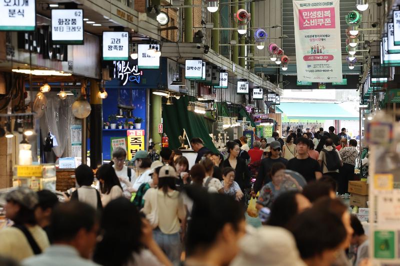 A Statistics Korea report on July industrial activity released on Aug. 29 said domestic production, consumption and investment all grew last month from June. Shown is a bustling Mangwon Market in Seoul's Mapo-gu District on Aug. 26. (Yonhap News)