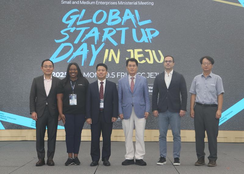 ▲ 3일 제주 서귀포시 국제컨벤션센터(ICC)에서 개막한 '글로벌 스타트업 데이 인 제주(Global Startup Day in Jeju)'에서 임정욱 중소벤처기업부 창업벤처혁신실장(왼쪽에서 3번째)과 유종필 창업진흥원장(왼쪽에서 4번째)이 기념사진을 촬영하고 있다. 중소벤처기업부