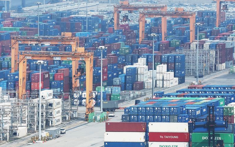 The current account in July finished in the black for the 27th consecutive month led by strong exports of cars and semiconductors. Shown are stacked containers on Aug. 7 at Pyeongtaek Port in Pyeongtaek, Gyeonggi-do Province. (Yonhap News)