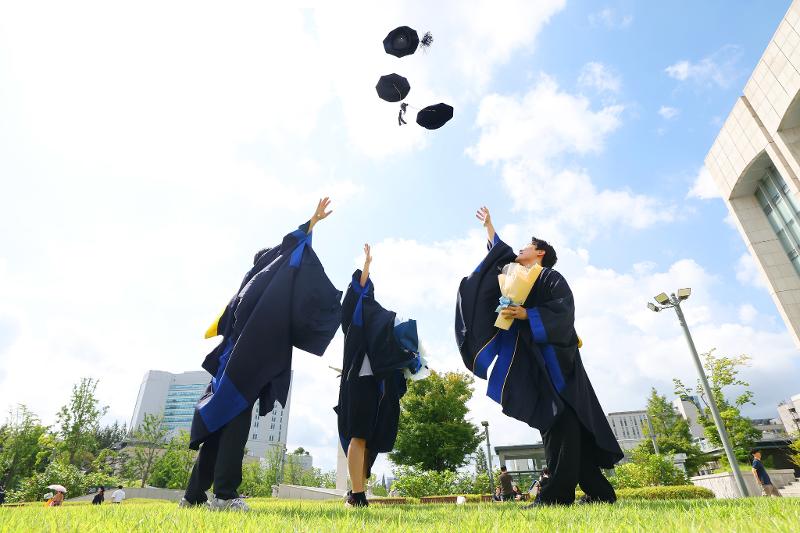 The Ministry of Education and the National Institute for International Education on Sept. 4 announced the application period for the 2026 Global Korea Scholarship for undergraduates from Sept. 15 to Oct. 31. Shown is a scene on Aug. 29 from the graduation ceremony of Yonsei University in Seoul's Seodaemun-gu District. (Lee Jeongwoo) 