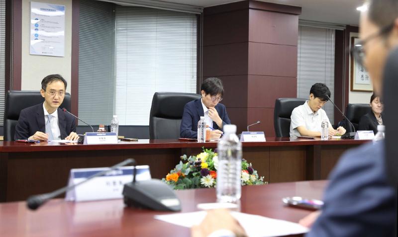 Ryu Peob Min (left), director general for cross-border investment policy at the Ministry of Trade, Industry and Energy, on Sept. 4 chairs the first meeting of the newly launched FDI support team at Korea Trade Insurance Corp. in Seoul's Jongno-gu District.  