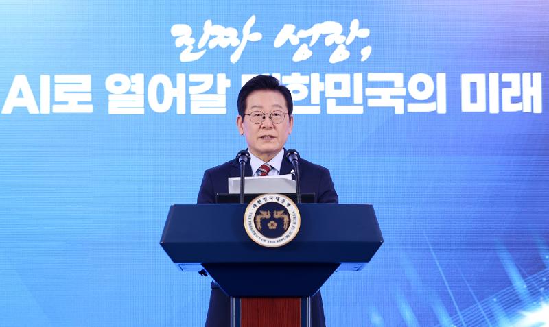 President Lee Jae Myung on Sept. 8 announces the role of the newly launch National AI Strategy Committee at the latter's launching ceremony held at Seoul Square in the capital's Jung-gu District. (Yonhap News)  