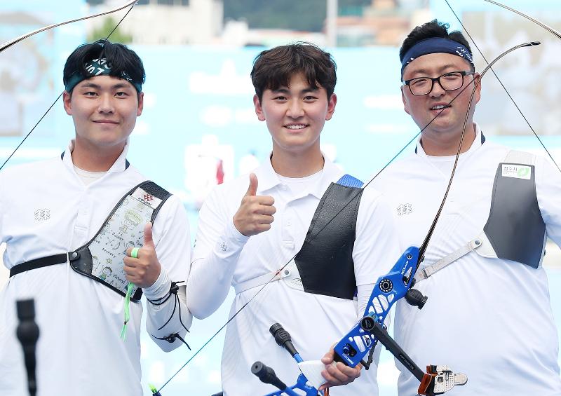 The national men's recurve team of (from left to right) Lee Woo Seok, Kim Je Deok and Kim Woojin on Sept. 10 pose for a photo after winning the gold medal at this year's World Archery Championships held at May 18 Democracy Square in Gwangju. (Yonhap News)