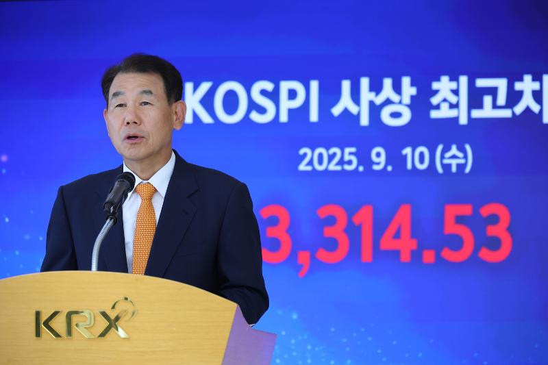 Korea Exchange Chairman and CEO Jeong Eun-bo on the afternoon of Sept. 10 speaks at the exchange's headquarters in Busan's Nam-gu District after the country's benchmark stock index KOSPI posted a record closing high of 3,314.53, up 1.67% from the previous day and breaking the previous mark of 3.305.21 on July 6, 2021. (Yonhap News)