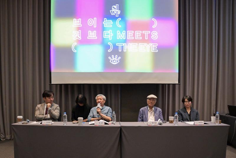 The Seoul International Writers' Festival, which started on Sept. 12, allows people to consider the truth that is beyond what meets the eye. Shown is a news conference on Sept. 11 at the hotel Fraser Place Namdaemun in Seoul's Jung-gu District with (from left to right) Nam Seung-won, a member of the event's planning committee, Chinese author Yan Lianke, author Hyun Ki Young and committee member Nam Yeon-joon.