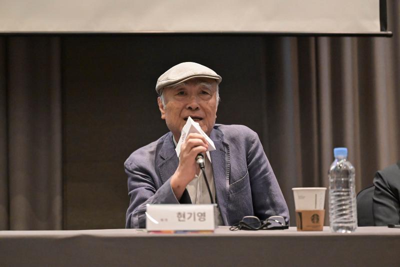 Writer Hyun Ki Young on Sept. 11 responds to questions at a news conference held at the hotel Fraser Place Namdaemun in Seoul's Jung-gu District.