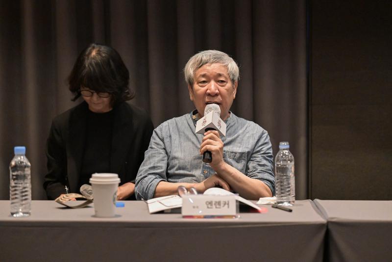 Chinese writer Yan Lianke (right) on Sept. 11 responds to questions at a news conference held at the hotel Fraser Place Namdaemun in Seoul's Jung-gu District.