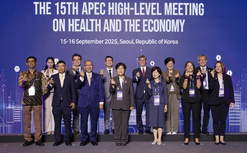 Minister of Health and Welfare Jeong Eun Kyeong (fourth from left in front row) on Sept. 15 poses for a group photo with participants of the 15th Asia-Pacific Economic Cooperation High-Level Meeting on Health and the Economy at the hotel Shilla Seoul in Seoul's Jung-gu District. (Ministry of Health and Welfare)  