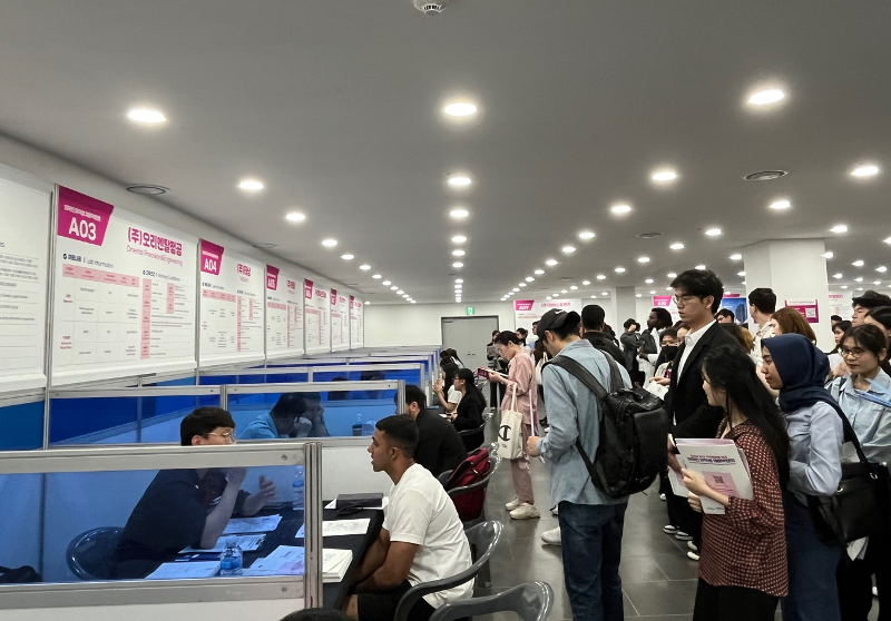 ▲ 한국 중소기업의 94%가 저출산·고령화로 인한 구조적인 인력난 해소를 위해 외국인 근로자를 고용하고 있는 것으로 나타났다. 사진은 지난해 5월 부산시 해운대구 영화의 전당에서 열린 '2024 외국인 유학생 채용박람회'. 부산글로벌도시재단  