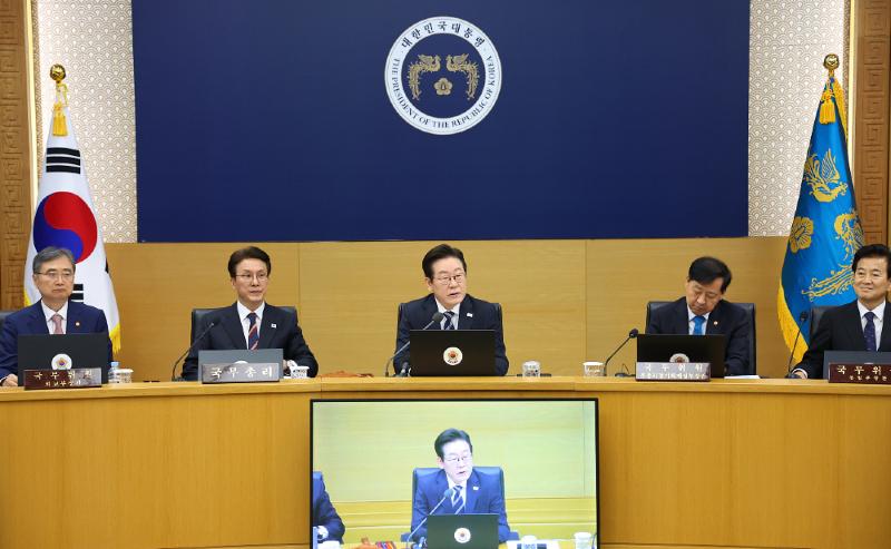 A list of 123 national policy tasks for the next five years was finalized on Sept. 16. Shown is President Lee Jae Myung (third from left) that day chairing a Cabinet meeting at Government Complex-Sejong in Sejong. (Yonhap News)  