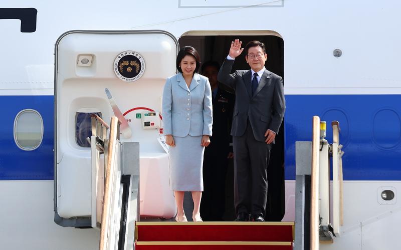 PresIdent Lee Jae Myung (right) and first lady Kim Hea Kyung on Sept. 22 say bye to well-wishers before departing for New York at Seoul Air Base in Seongnam, Gyeonggi-do Province. (Yonhap News)  