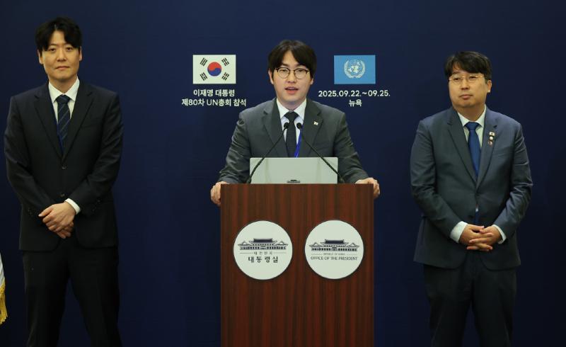 Ha Jung-woo (center), senior presidential secretary for artificial intelligence policy and future planning, on Sept. 22 holds a news briefing at a hotel in New York on the meeting between President Lee Jae Myung and Larry Fink, CEO of the world's largest asset management company BlackRock. (Yonhap News)  
