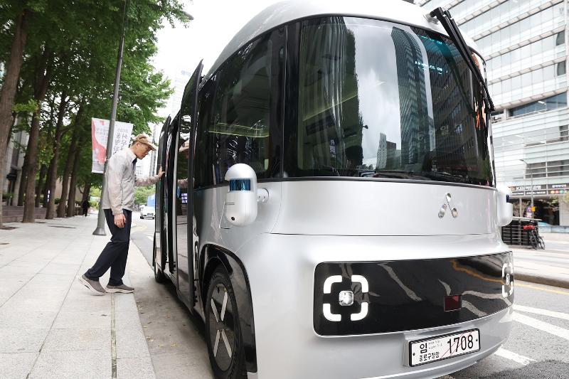 ▲ 24일 서울 청계천 일대에서 ‘운전석 없는 자율주행버스’가 운행을 위해 대기하고 있다. 운전석과 운전대가 없는 자율주행버스는 안전요원이 탑승하지만, 운전에는 관여하지 않는다. 이정우 기자 b1614409@korea.kr