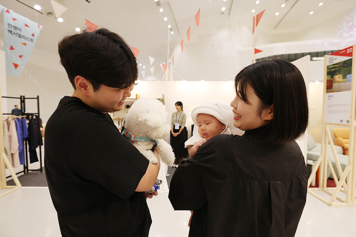 today_photo_251015_ 반려 인구 1500만 시대, '또 하나의 가족'