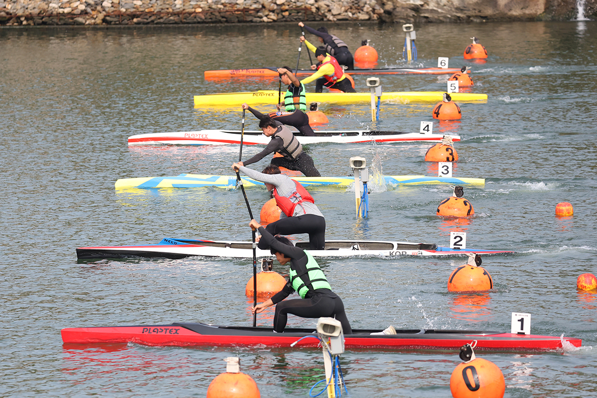 Competitors in the slalom C-1 500 m event on Oct. 30 at Arabaetgil Waterway in Incheon's Seo-gu District show their skills in the National Canoe Competition for the President's Cup of the Korea Canoe Federation.