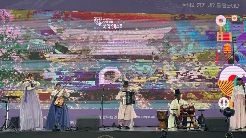 Sound Trek, a gugak (traditional music) band composed of five foreign members, on Sept. 18 performs at the Yeongdong World Traditional Music and Arts Expo in Yeongdong-gun County, Chungcheongbuk-do Province. (Korea International Broadcasting Foundation)