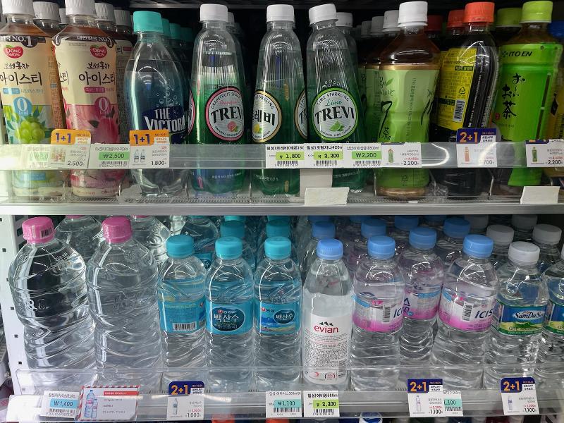 A research team from the Korea Advanced Institute of Science and Technology has produced the raw materials for PET bottles -- benzene, toluene, ethylbenzene and paraxylene -- from bio-based sources instead of petroleum refining. (Kim Seon Ah)  
