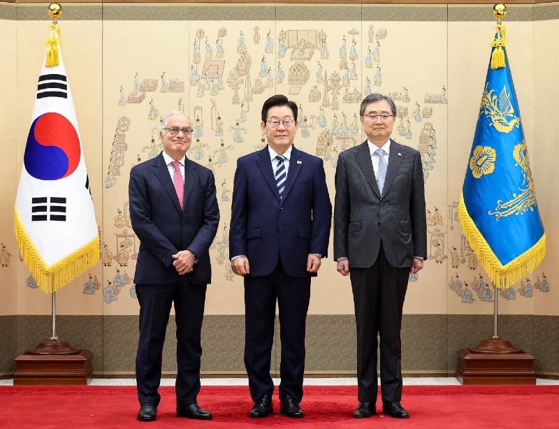 President Lee Jae Myung (second from left) on Sept. 29 poses for a photo with Minister of Foreign Affairs Cho Hyun after receiving the credentials of new European Union Ambassador Ugo Astuto (left) at the Office of the President in Seoul. (Yonhap News)  