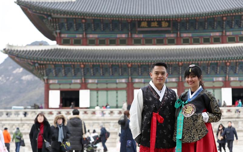 ▲Foreign tourists wearing Hanbok (traditional clothing) take photos at Gyeongbokgung Palace in Seoul. (Korea.net DB)