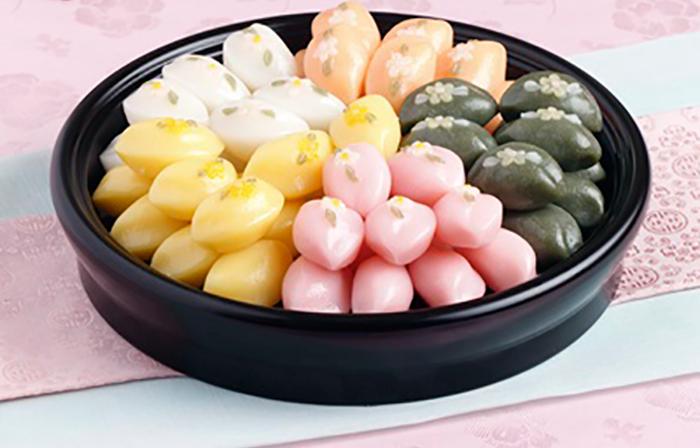 Songpyeon (half moon-shaped rice cake) is the representative food of Chuseok. 
