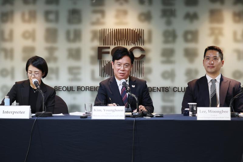 Minister of Employment and Labor Kim Young Hoon (middle) on Oct. 20 announces measures to protect the rights and interests of foreign workers and creation of an inclusive labor policy at a Coffee Briefing at the Seoul Foreign Correspondents' Club Lounge at the Korea Press Center in Seoul’s Jung-gu District.  