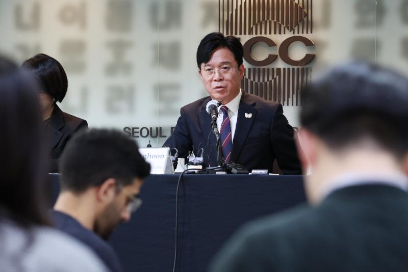 Minister of Employment and Labor Kim Young Hoon on Oct. 20 describes the government's plans for supporting foreign workers at the Seoul Foreign Correspondents' Club's Coffee Briefing at the Korea Press Center in Seoul's Jung-gu District. 