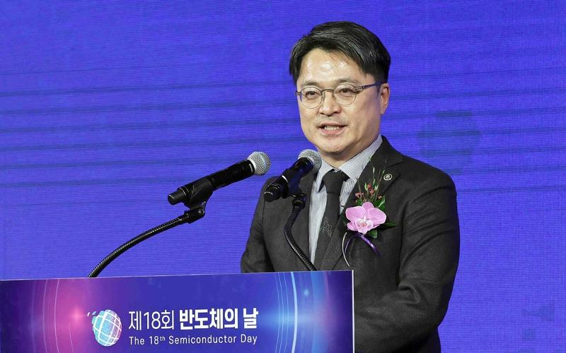 First Vice Minister of Trade and Industry Moon Shinhak on Oct. 22 gives a congratulatory speech at a Semiconductor Day ceremony at the hotel Grand InterContinental Seoul Parnas in Seoul's Gangnam-gu District. (Ministry of Trade and Industry)  
