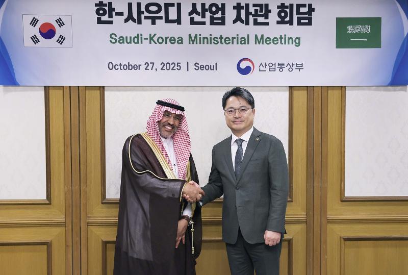 ▲ 문신학 산업통상부 1차관(오른쪽)과 압둘라 빈 알리 알아흐마리 사우디 산업광물자원부 차관이 27일 서울 종로구 정부서울청사에서 열린 ‘한-사우디 산업 차관 회담’에 앞서 기념사진을 촬영하고 있다. 산업통상부