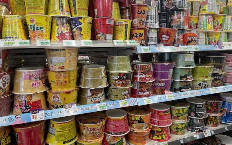 Food exports from January to September eclipsed USD 8 billion for the first time. Shown is the ramyeon (instant noodles) section of a convenience store in Seoul's Jongno-gu District. (Kim Seon Ah)