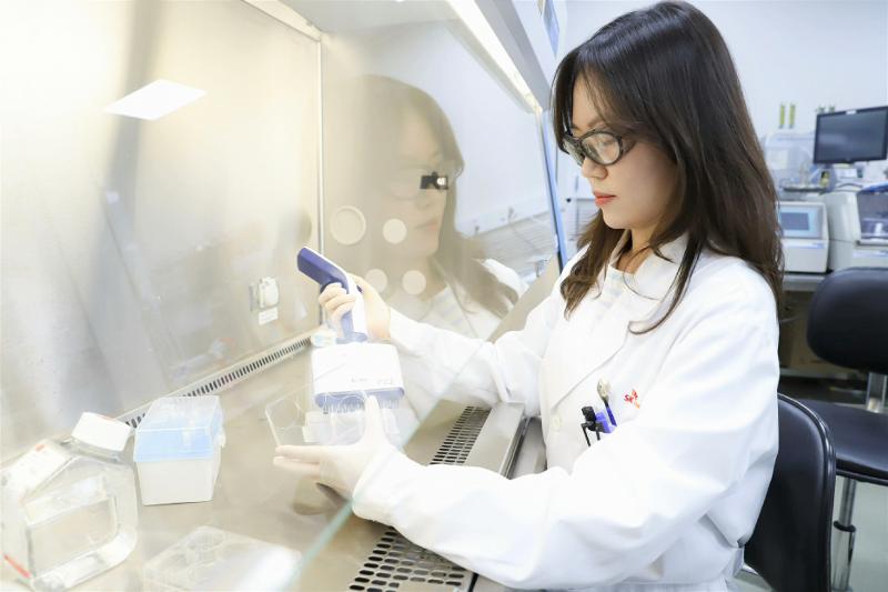 ▲ 한국 백신 시장이 향후 연평균 9.5% 성장해 2029년에는 약 14억 9000만 달러 규모에 이를 것으로 전망됐다. 사진은 백신 개발하는 SK바이오사이언스 연구원 모습. SK바이오사이언스  