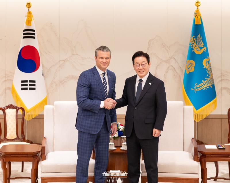 President Lee Jae Myung (right) and U.S. Secretary of War Pete Hegseth on Nov. 4 pose for photos at the Office of the President in Seoul. (Office of the President) 