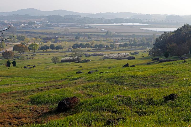 This is the first walking trail of Ungok Ramsar Wetland that starts from Gochang Dolmen Site in Gochang-gun County, Jeollabuk-do Province. (Korea Tourism Organization) 