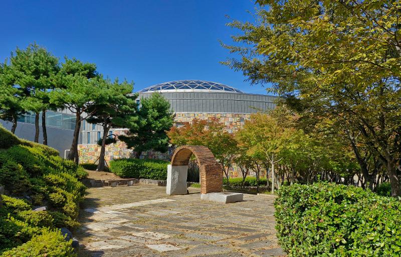 This is the dome-shaped roof of Clayarch Gimhae Museum in Gimhae, Gyeongsangnam-do Province. (Korea Tourism Organization) 