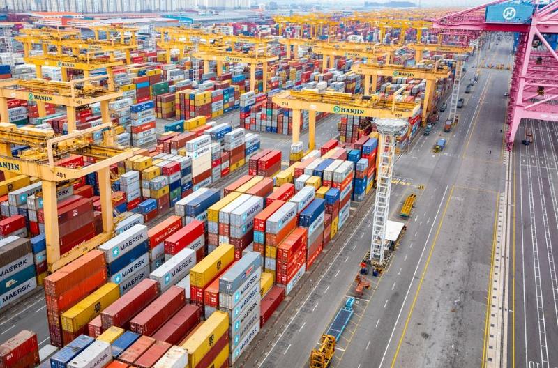 Exports in August reached USD 98.25 billion, the third straight month that they surpassed USD 90 billion, the Ministry of Trade, Industry and Resources said on Sept. 1 in a monthly report. Shown are containers piled high and read for shipping at Pier 3 of Busan New Port. (Busan Port Authority)  