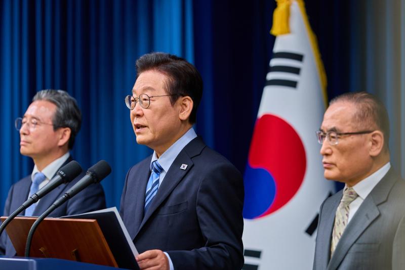 President Lee Jae Myung (center) on Nov. 14 announces a final agreement on a joint fact sheet with the U.S. at a news conference held at the Office of the President in Seoul. From left are Presidential Chief of Staff for Policy Kim Yong-beom, President Lee and National Security Office Director Wi Sung-lac. (President Lee's Facebook account)  