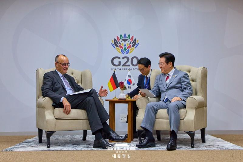 President Lee Jae Myung (right) and German Chancellor Friedrich Merz on Nov. 22 hold a summit on the sidelines of the G20 Leaders' Summit at the Nasrec Expo Centre in Johannesburg.  