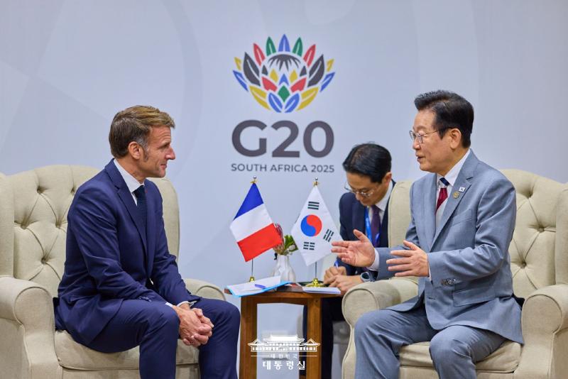 President Lee Jae Myung (right) and French President Emmanuel Macron on Nov. 22 hold bilateral talks on the sidelines of the G20 Leaders' Summit at the Nasrec Expo Centre in Johannesburg. 