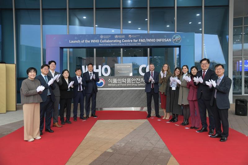 The World Health Organization on Nov. 6 designated the Ministry of Food and Drug Safety as the global body's first collaborative center for emergency response to food safety. Shown is the Nov. 27 unveiling ceremony for the commemorative plaque at the ministry's headquarters in Heungdeok-gu District of Cheongju, Chungcheongbuk-do Province. (Ministry of Food and Drug Safety)처